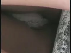 フィトンは最初の人でリラックスしてパンツにあります 女性 アダルト ビデオ