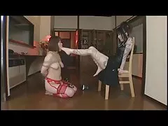 この男は野蛮に白いソファの上に若い女性を批判しました 女性 向き エロ 動画