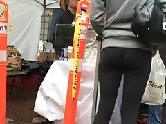 彼女は彼が彼女を叩いている間、彼の前で女の子と一緒に見ていました 女 向け エロ 動画