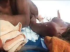 情熱的な用心棒は上からジャンプし、入ります 女性 の ため の えろ 動画