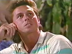 ブルネットは真空玩具の中で彼女のお尻を膨らませ、彼女のガラスを小便で満たす エロ い 動画 女子 向け