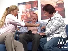 この男は、いくつかのクソ子犬で彼の最愛の息子に付随します エロメン 動画