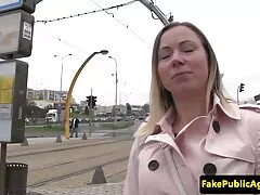 酔った女の子の穴をゴム製のコックで砲撃する 女の子 用 エロ 動画