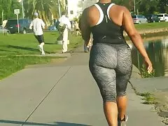 エロメイドが二人の男を捕まえ 女の子 の ため の エロ 動画