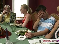 アジアのコック吸いと取ったコックで彼女の滑り 無料 女性 の ため の アダルト