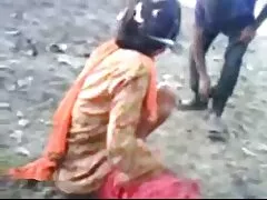 ベッドの上にスキニー幅と肛門の時計を持つ アダルト ビデオ 女性 向け